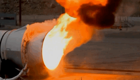 spalanie paliwa w silniku rakiety modelarskiej